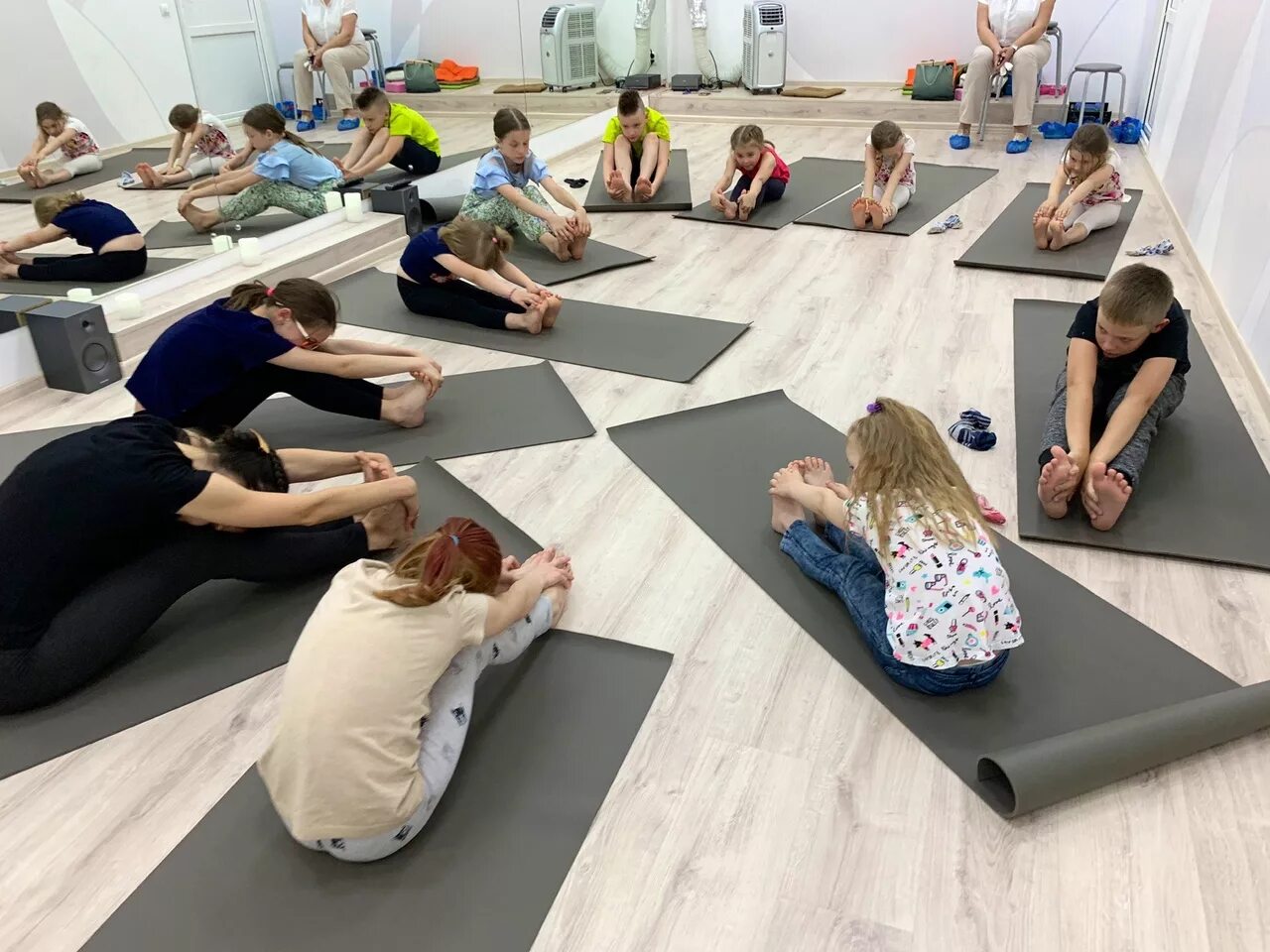 Занятия йогой в центре. Абонемент на занятия йогой. Центр йоги. Йога-центр лотос сыктывкар. Йога центр.