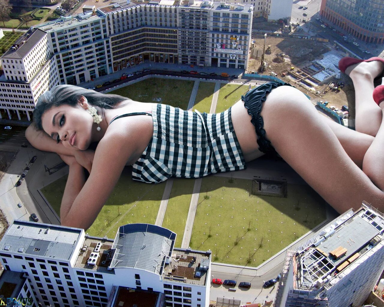 Огромная девушка гигант. Гигантская девушка. Denise milani великанша. Огромная девушка гигант. Девушка гигант в городе.