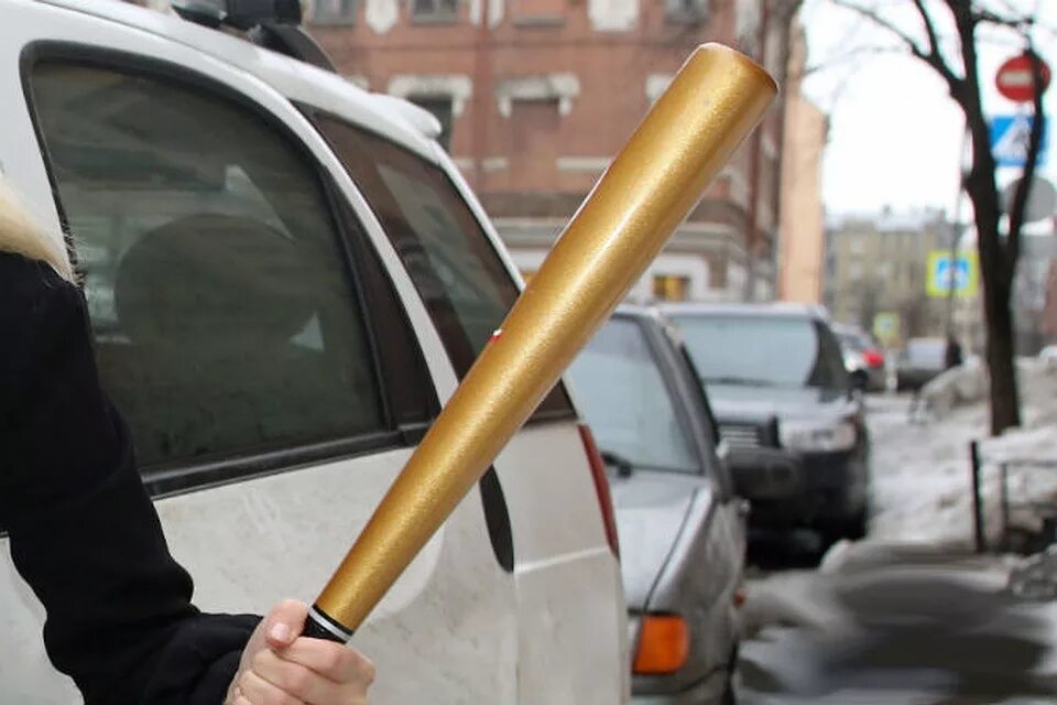 Бита в машине. Бита в машине. Бита в багажнике. Бейсбольная бита в машине. Самооборона в машине.