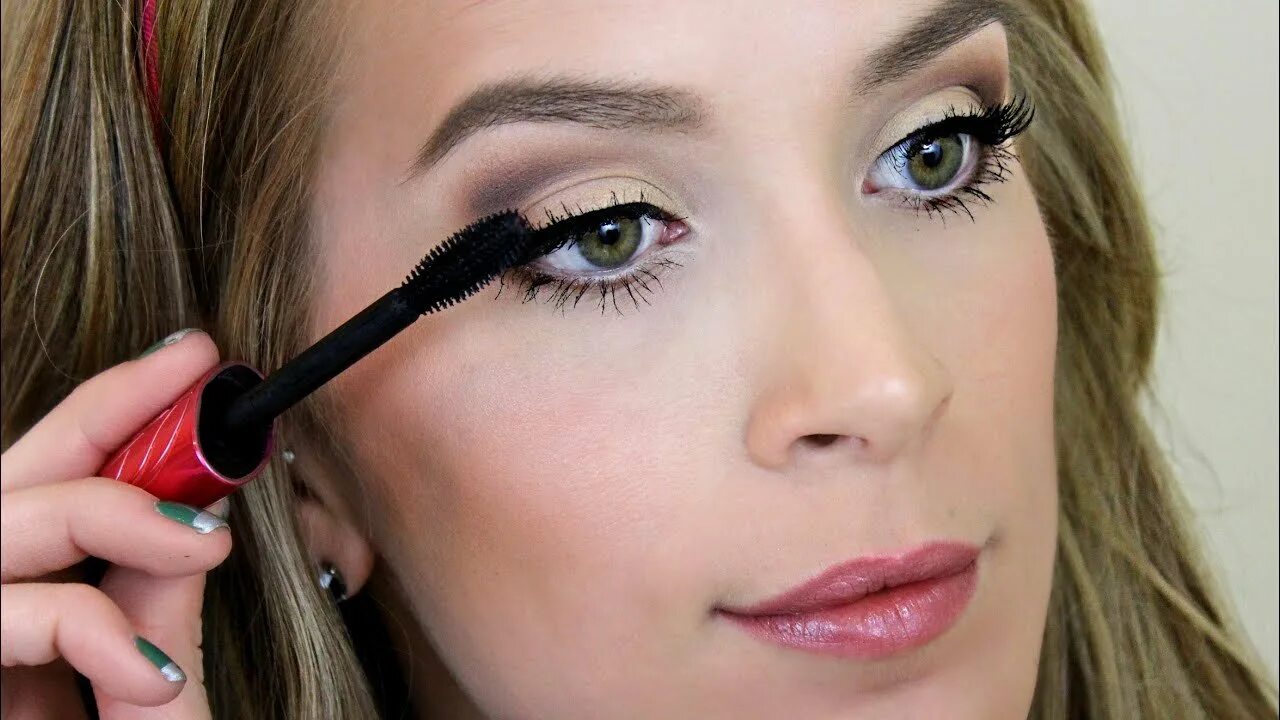 Красивые брови. Белая подводка в повседневном макияже. Домашний макияж. Макияж в домашней обстановке. Домашний макияж.