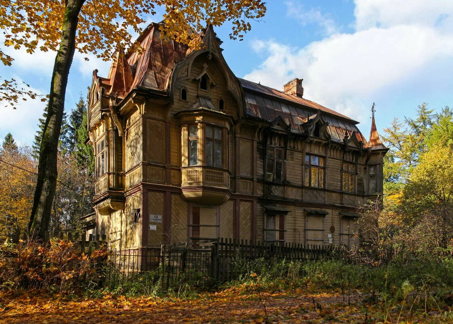 Шуваловский парк дача месмахера. Деревянная дача генриха бертлинга. Домики под питером. Массив михайловский снт подъемник. Дачные сады под санкт петербургом.