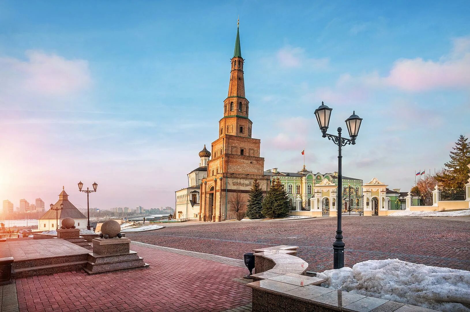 Кул шариф дубай. Казань за 5 дней. Казань за 3 дня экскурсия. Мой казан фон. Сквер у кремля казань.