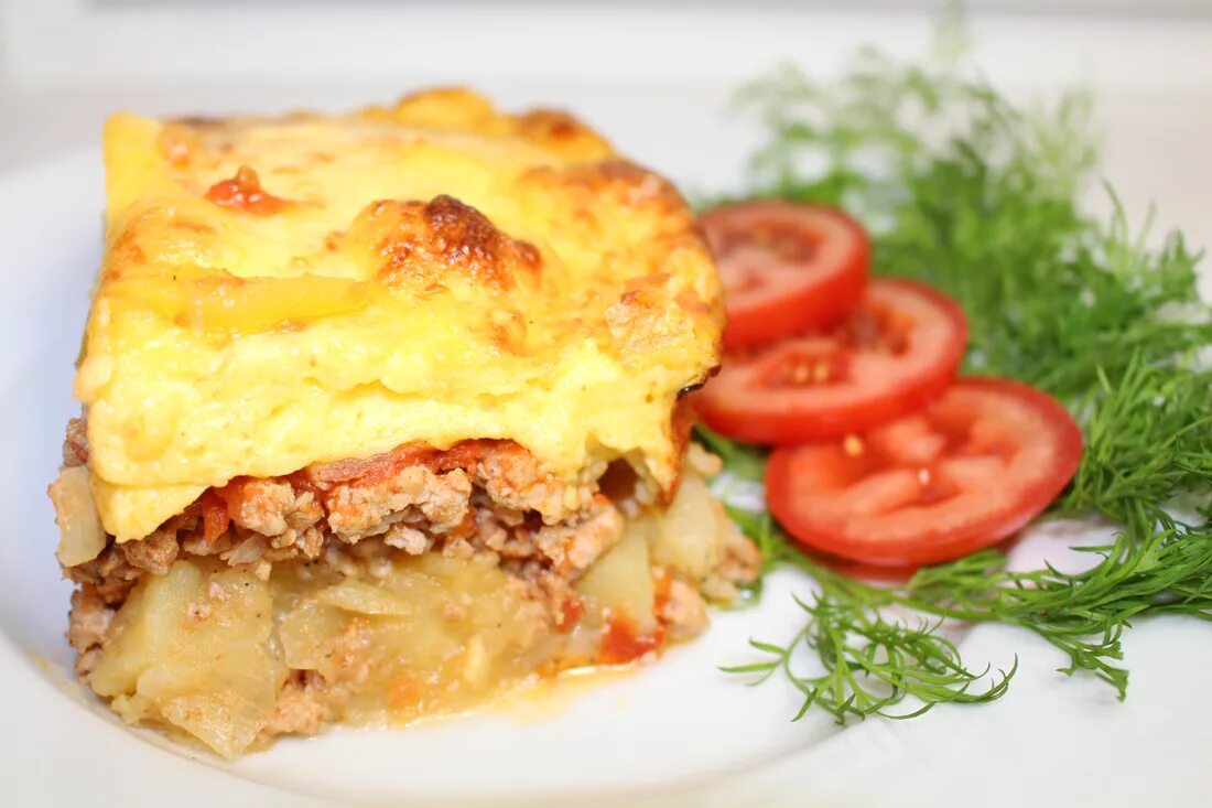 Картофельная запеканка с мясом и сыром. Мусака болгарская. греческая мусака. мусака картофельная. мусака запеканка болгария.