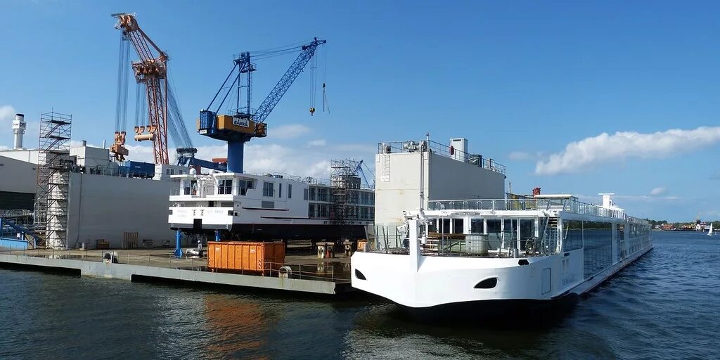 Тобольский речной порт. Иртыш и речной порт. Тобольский речной порт. Дина тобольск речпорт. Речной порт нефтегаза тюмень.