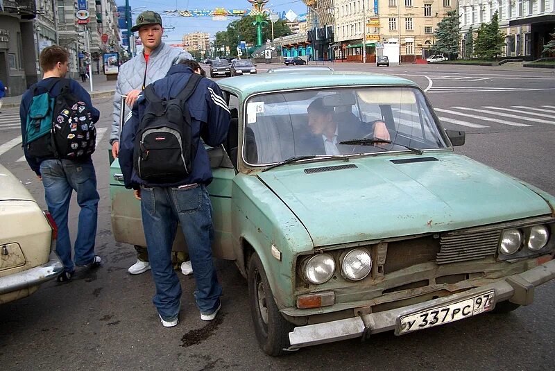 Бомбила это. Автомобиль для бедных. Таксисты бомбилы. Автомобиль для нищих. Бомбилы такси.