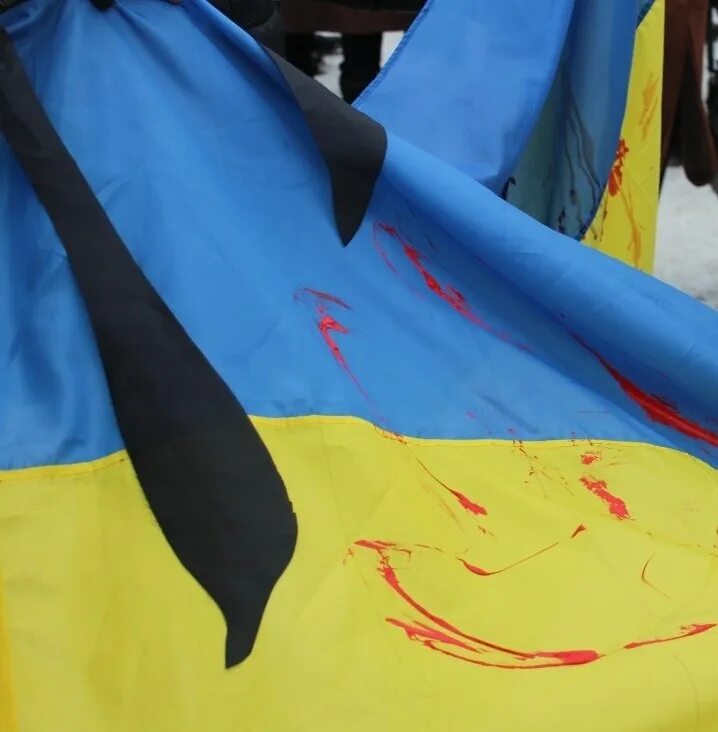 Флаг с траурной лентой фото. Украинский флаг траур. Флаг Украины с траурной лентой. Украинский флаг с похоронной лентой. Флаг Украины скорбь.