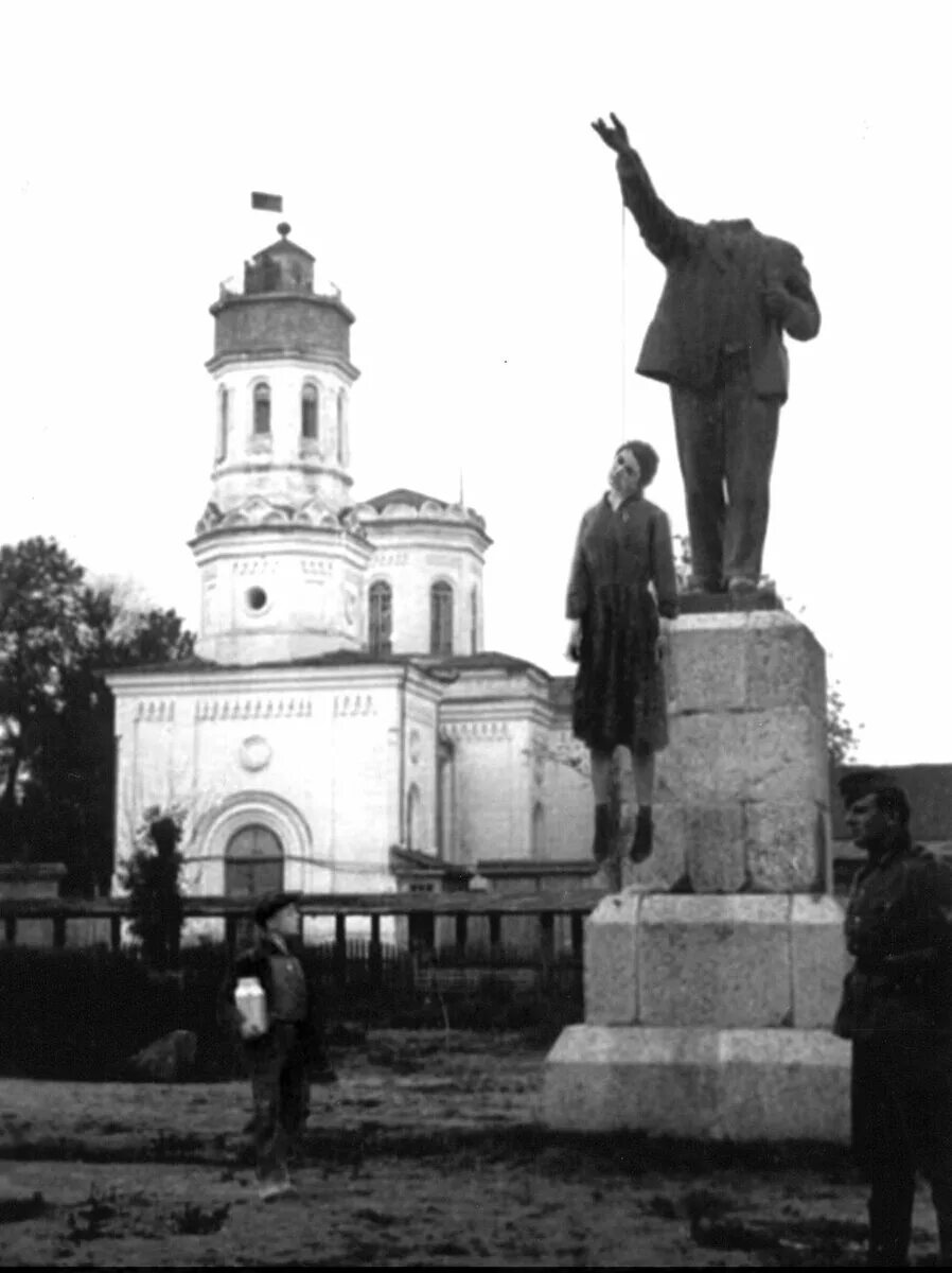 Повешенные воронеж. Памятник Ленину Воронеж 1942. Воронеж памятник Ленину Виселица. Памятник Ленину Минск 1941. Повешенный в Воронеже на памятнике Ленина.