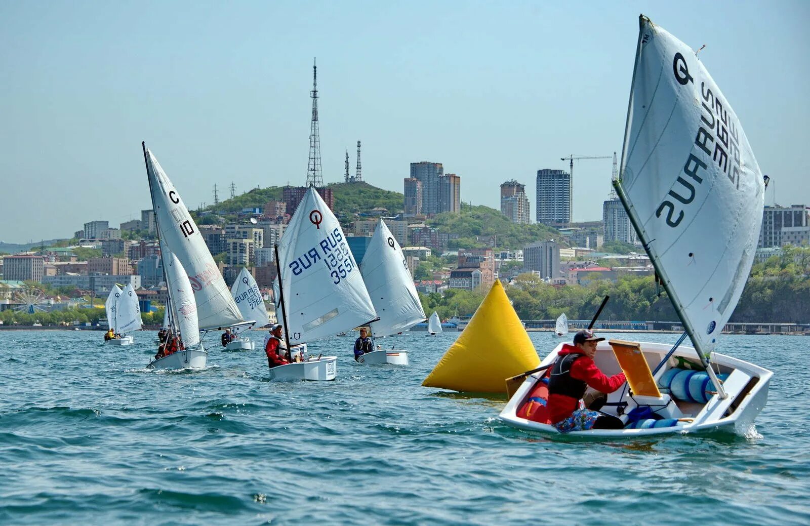 Швертбот яхта оптимист. Швертбот оптимист. Парусный спорт оптимист. Парусный швертбот. Парусный спорт яхта оптимист.