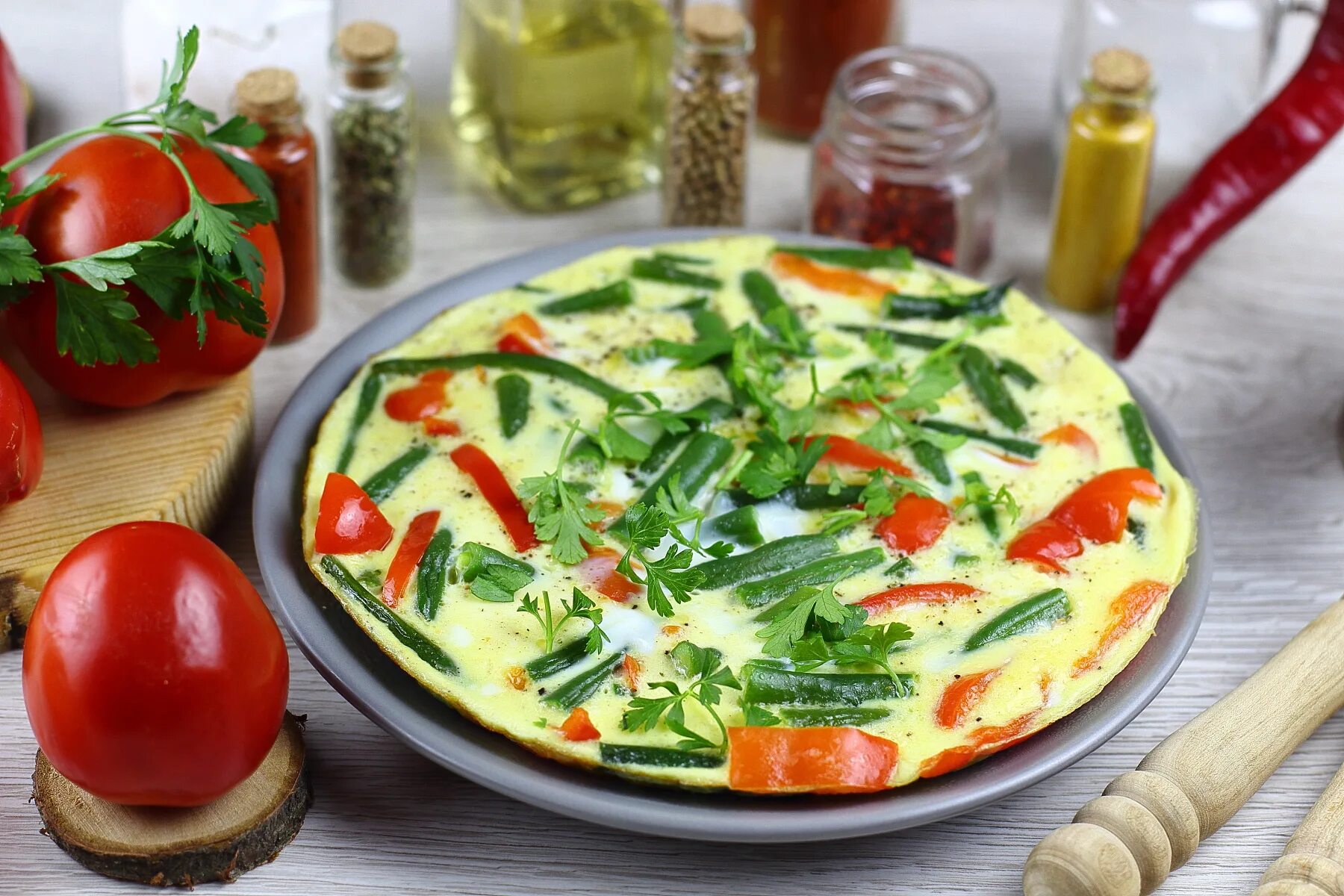 Омлет с овощами. Ужин омлет с овощами. пп омлет с овощами. яичница с овощами пп. пп омлет с овощами на завтрак.