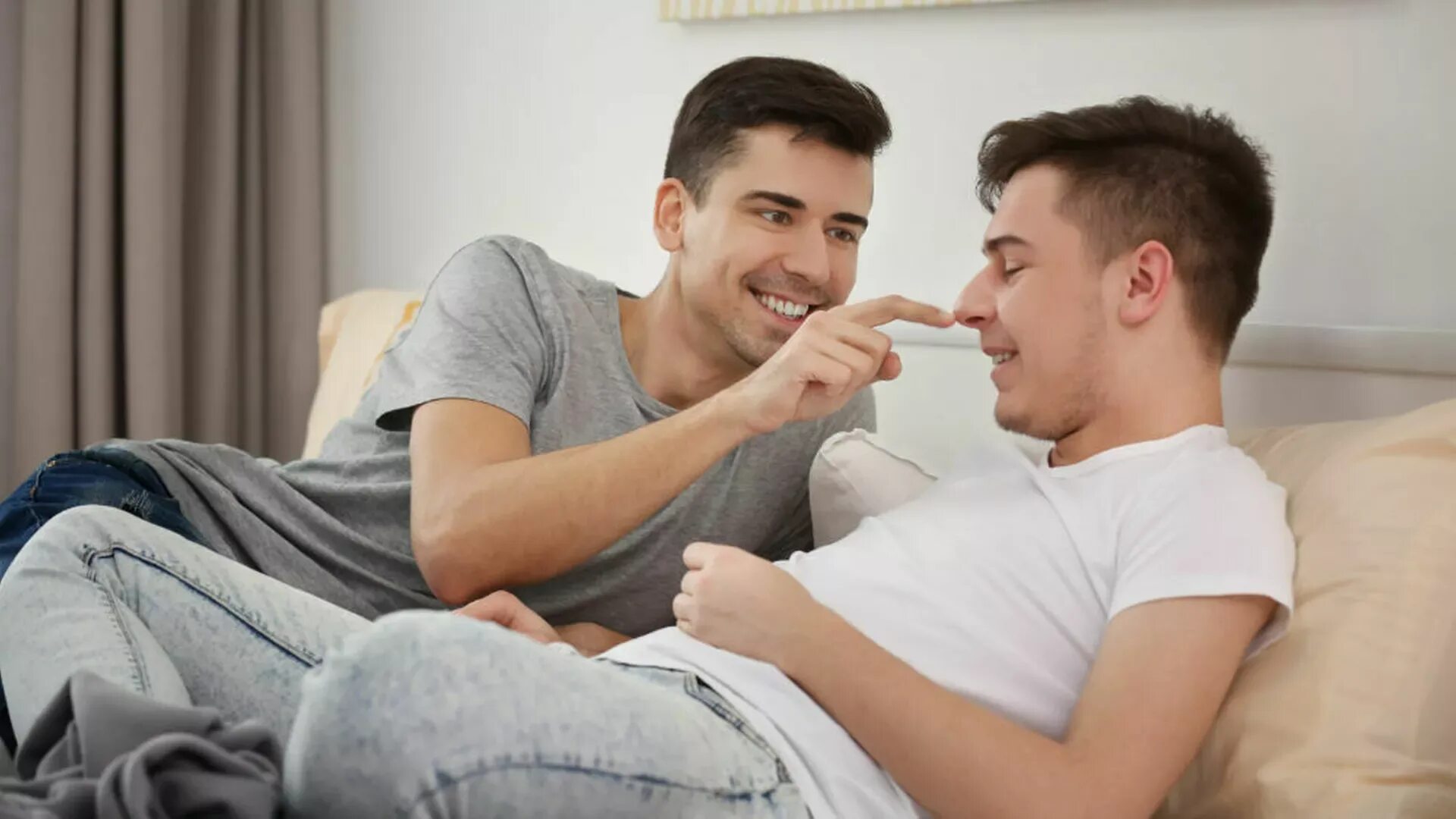 Гомосексуальные мужчины. Гомосексуальная пара в постели. Однополая любовь мужчин. Гомосексуальный подросток.