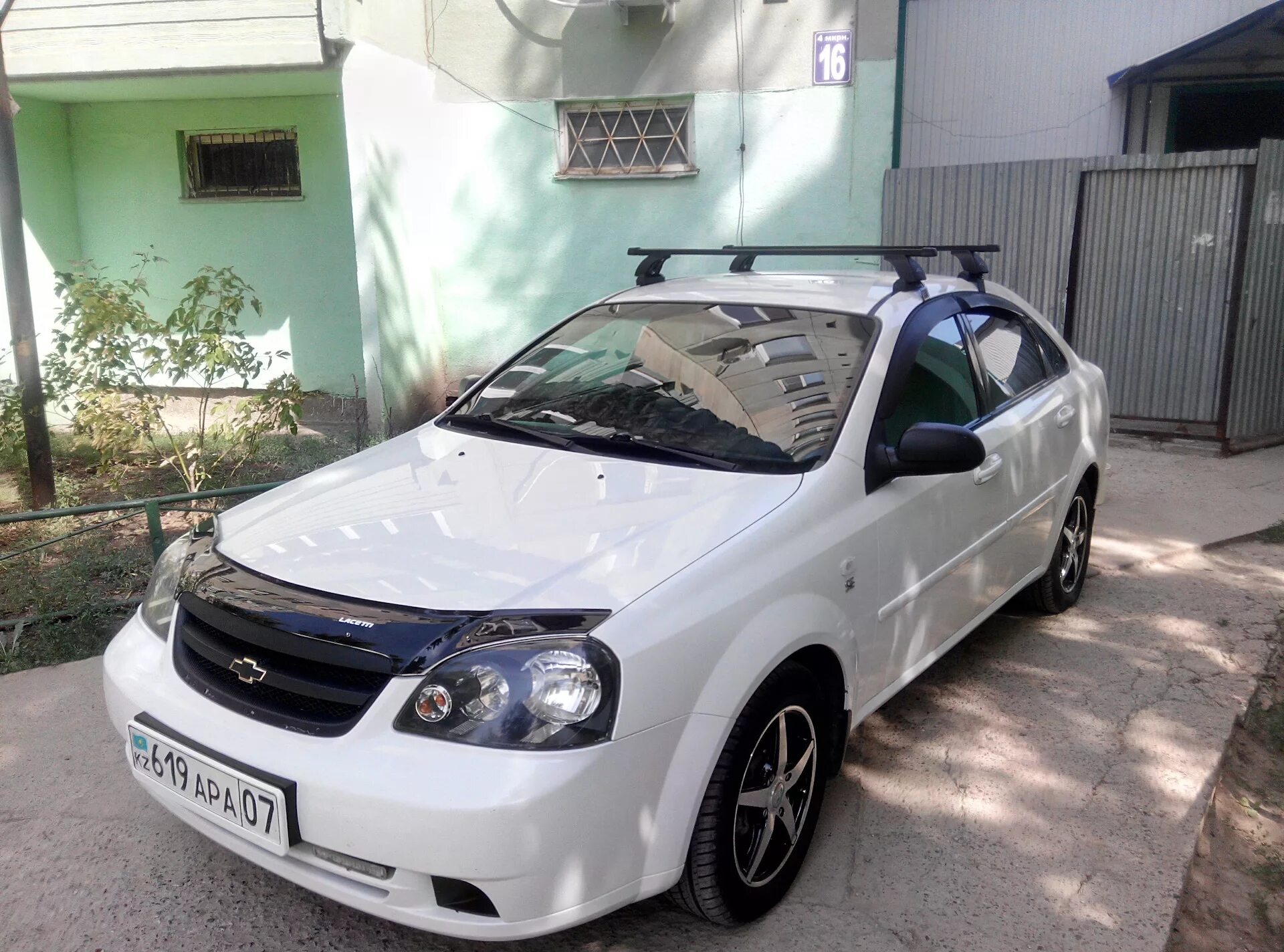 Купить багажник шевроле лачетти. Багажник на крышу Chevrolet Lacetti седан. Багажник на крышу автомобиля Шевроле Лачетти седан. Багажник на крышу Шевроле Лачетти седан 2008. Багажники на крышу Шевроле Лачетти 2008 года.