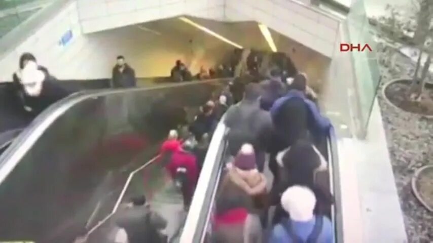 Пассажир метро вставший на эскалатор. Катастрофа на авиамоторной в московском метро. авиамоторная трагедия на эскалаторе. эскалатор на авиамоторной в 1982. авиамоторная метро трагедия на эскалаторе.