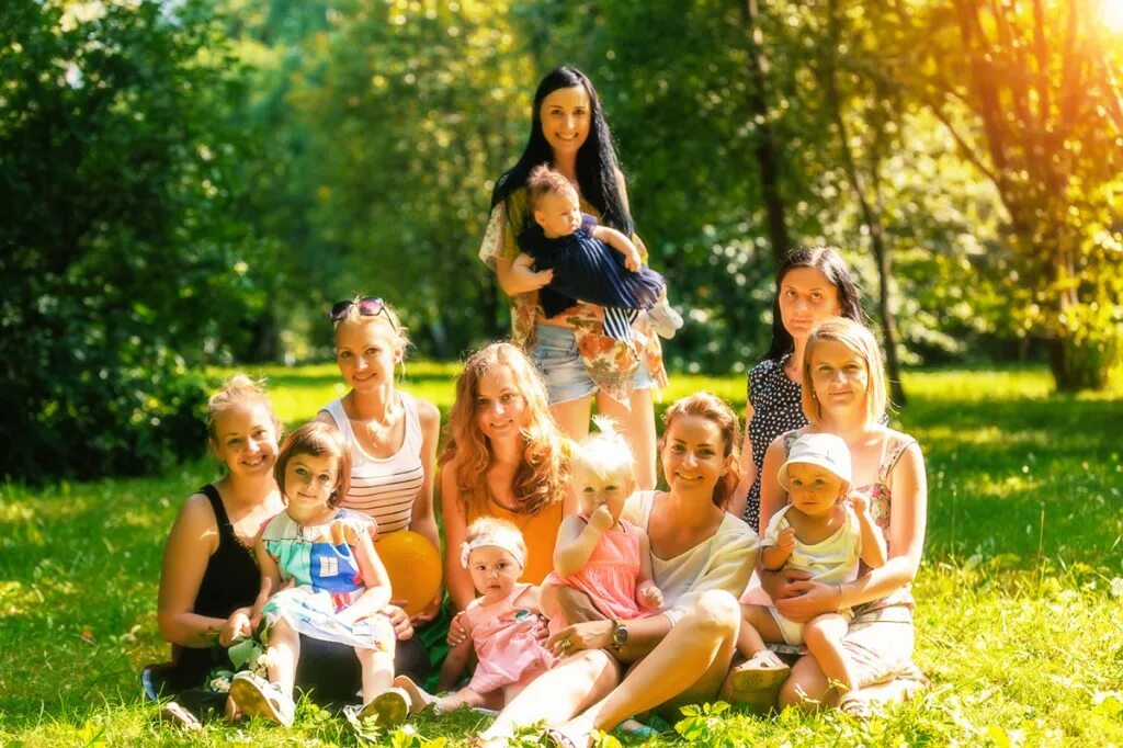 Изображение семьи. Много детей в семье. Фотосъемка большой семьи. Мама большая семья. Ребенок в семье.