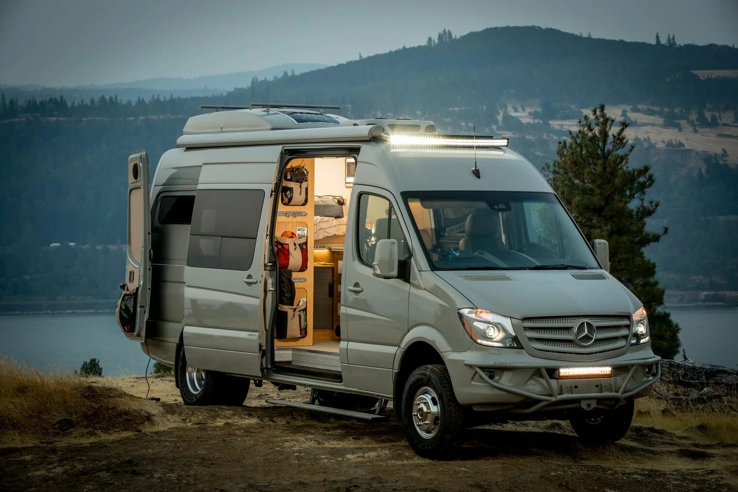 Спринтер туристический. Мерседес Спринтер автодом 4x4. Мерседес Спринтер Camper. Mercedes Benz Sprinter 4x4 автодом. Мерседес Бенц Спринтер кемпер.