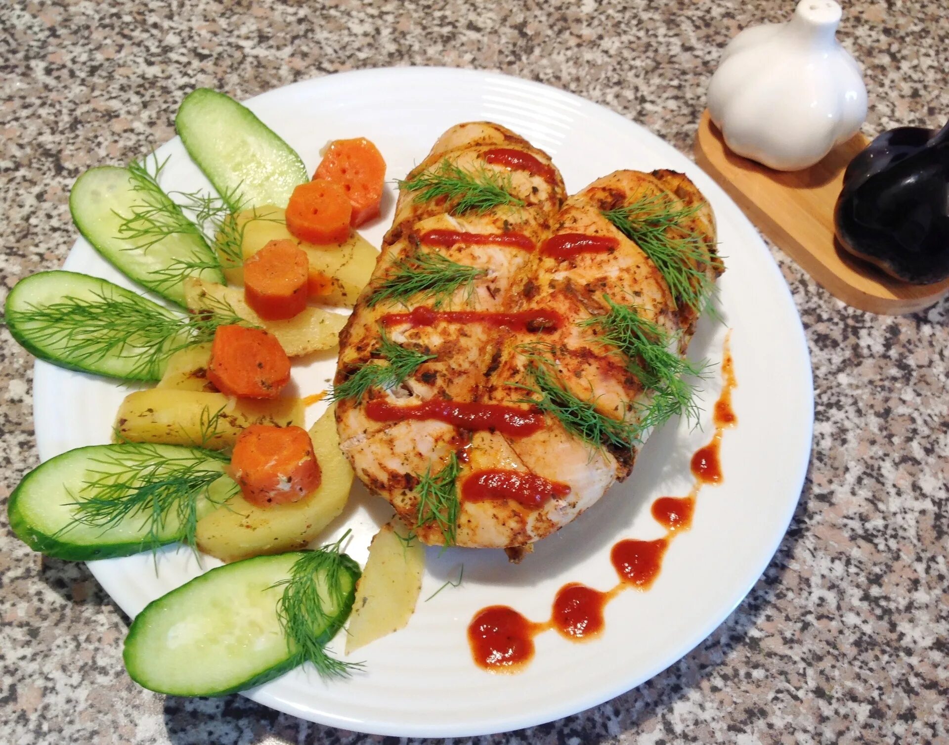 Запеченная грудка с овощами. Куриная грудка запеченная с овощами. Грудка с овощами в духовке. Грудка с картошкой в духовке.