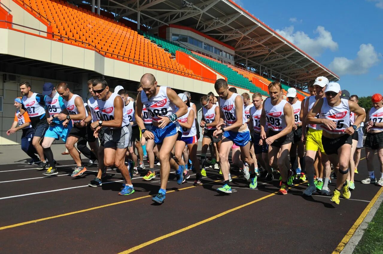 мб кл. клб. часовой бег. спортивный уикенд в подмосковье. флаги любителей бега.