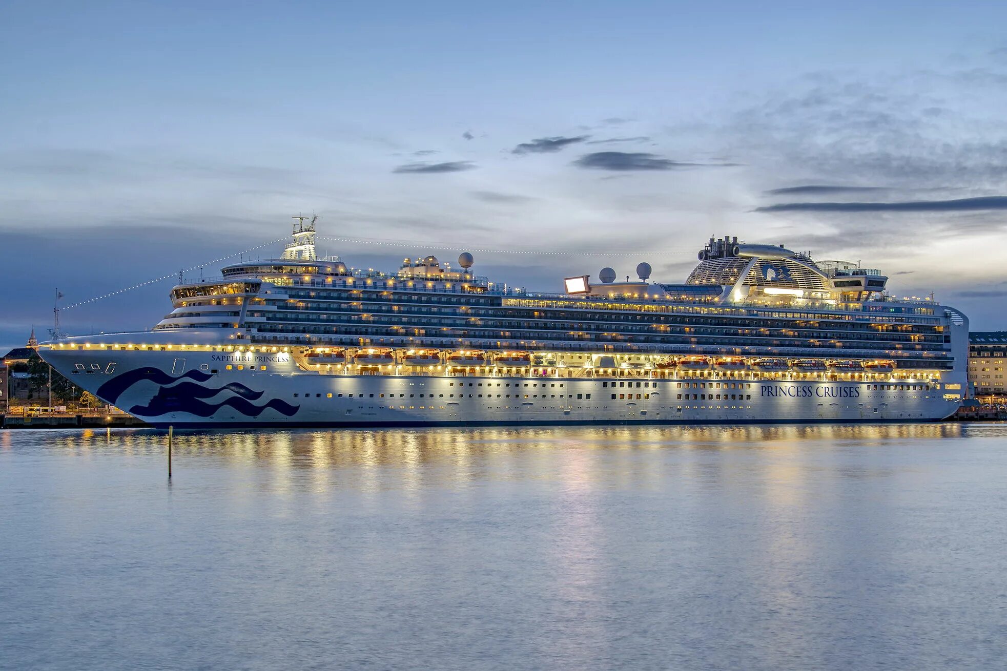 Принцесса сапфира. Лайнер принцесса сапфир. Sapphire Princess круизный лайнер. Лайнер Сапфировая принцесса круизный. Блю сапфир лайнер круизный лайнер.