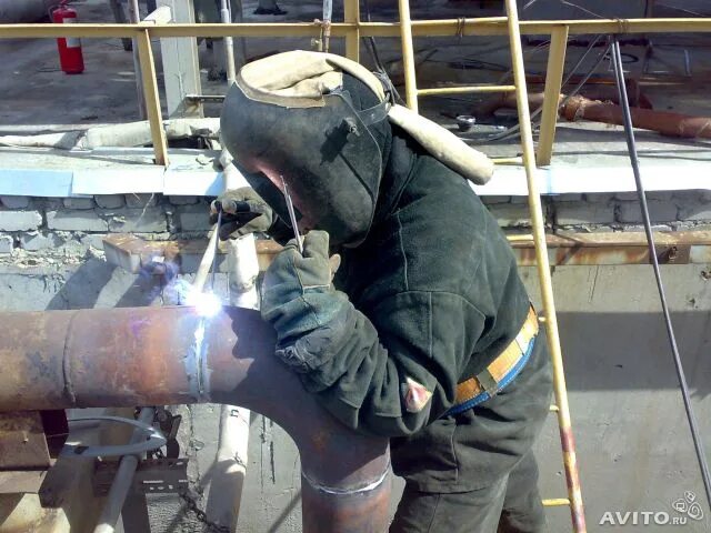 Электрогазосварщик накс. Электросварщик ручной сварки. Сварщик трубопроводов. Вакансии сварщики накс вахтой. Сварщик.