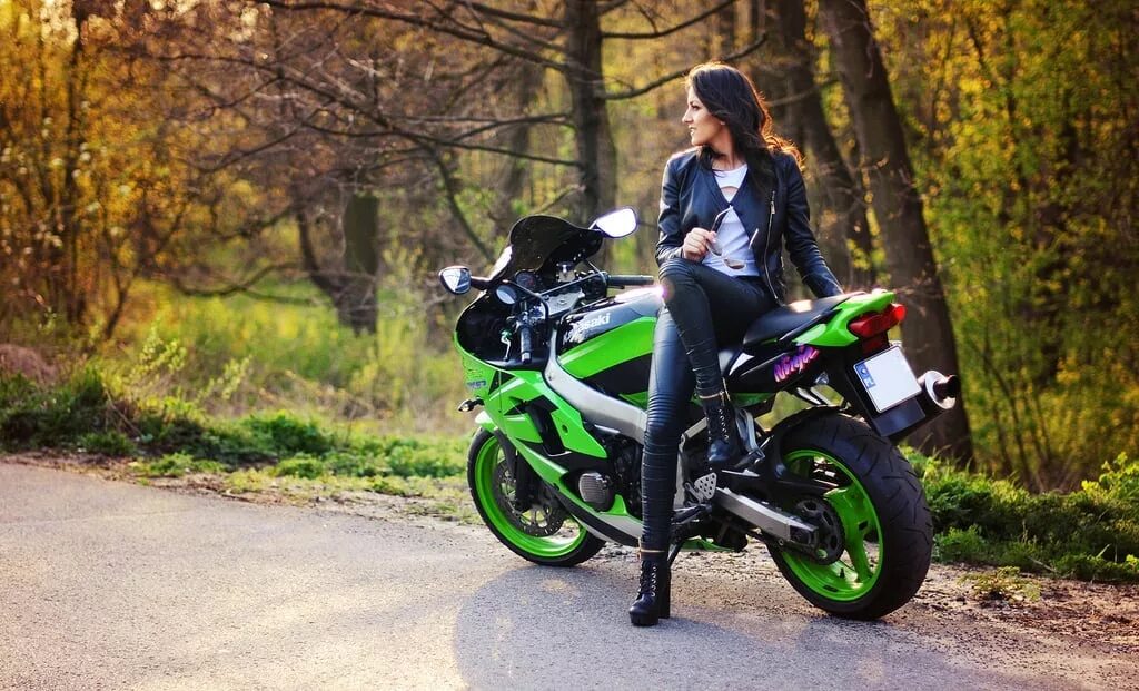 Я вспоминаю кавасаки. Kawasaki Ninja 650 girl. Kawasaki Ninja ZX-10r девушки. Kawasaki Ninja ZX-6r девушка. Мото Кавасаки ниндзя 400 девушка.