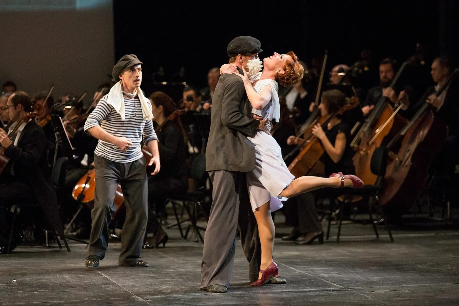 Концерт вальсов. Симфонического оркестр под управлением артема маркина. Штраус слушать лучшее. Концертный вальс. Гастроли театра в сочи.