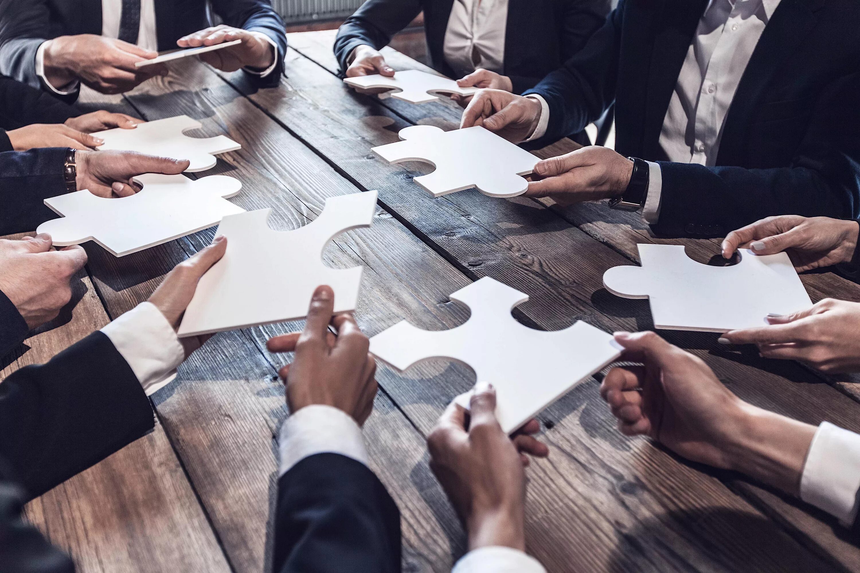 Дружелюбный человек. Рукопожатие картинка. Компьютер и деньги. Make a lot of business. Идеи для фотосессии с деньгами.