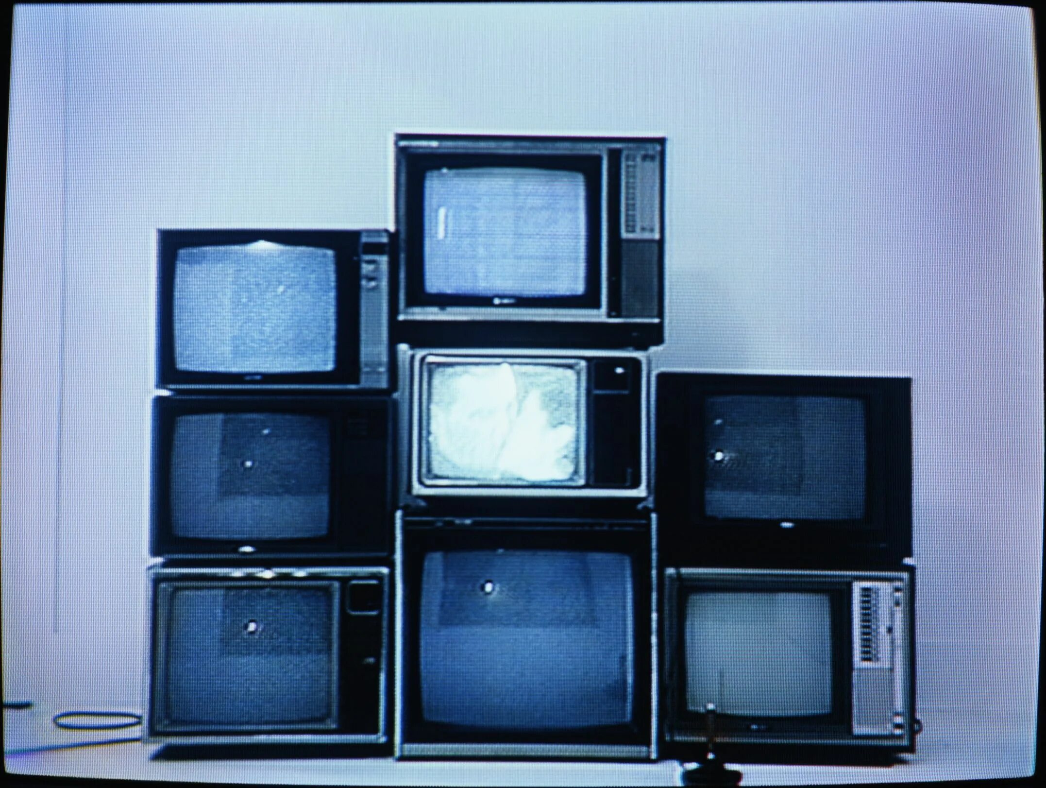 Новости про телевизоры. Много телевизоров. Старый телевизор. Много старых телевизоров. Витрина с телевизорами.