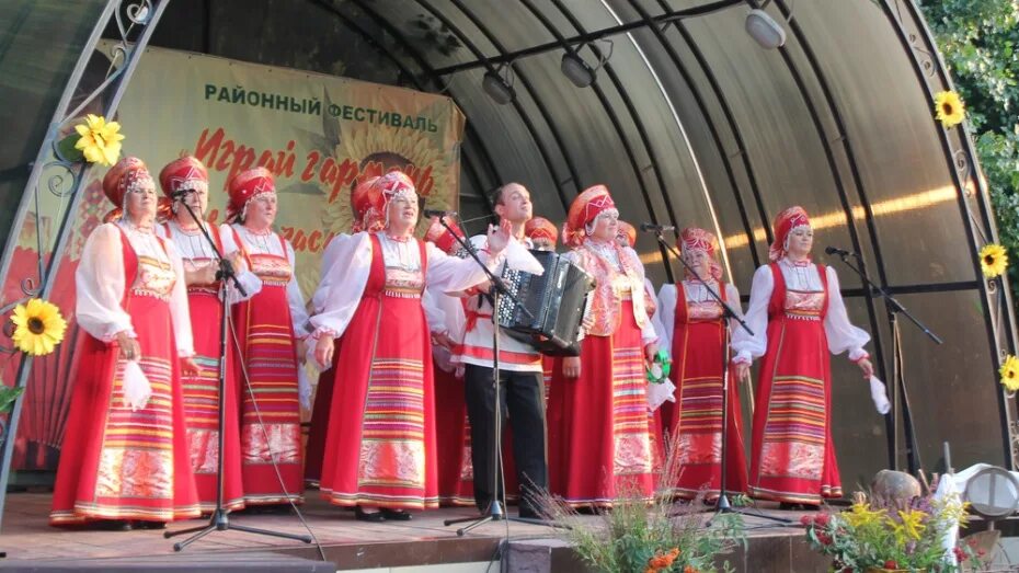 Народное слово хохольский. Село яблочное Хохольского района. Ансамбль села яблочное Хохольского района. Яблочное Воронежская область Хохольский район. Село яблочное Хохольского района Воронежской области.