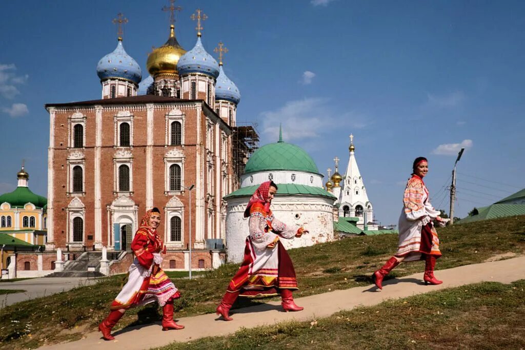 П рязанское. Народные традиции в Рязани. Рязань фотосессия в Кремле. Костюм Кремля. Рязань девушка у Рязанского Кремля.