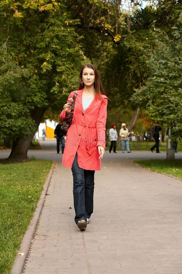 Фотосессия в ночном городе. Красивая девушка идет по улице. Девушка босиком под дождем. Фотосессия на трассе девушка. Девушка на прогулке.