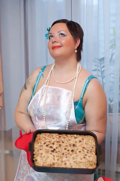 Полная домохозяйка. Обычная женщина домохозяйка. Полная женщина на кухне. Анна семенович жирная. Полная домохозяйка.