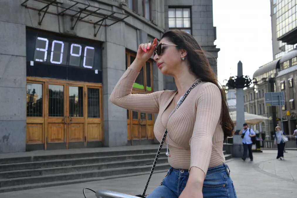 Сокращенный рабочий день из за жары 2024. Сокращенный рабочий день из за жары 2024. Сокращение рабочего дня из за жары. Сокращенный рабочий день из за жары 2024. Рабочему жарко.