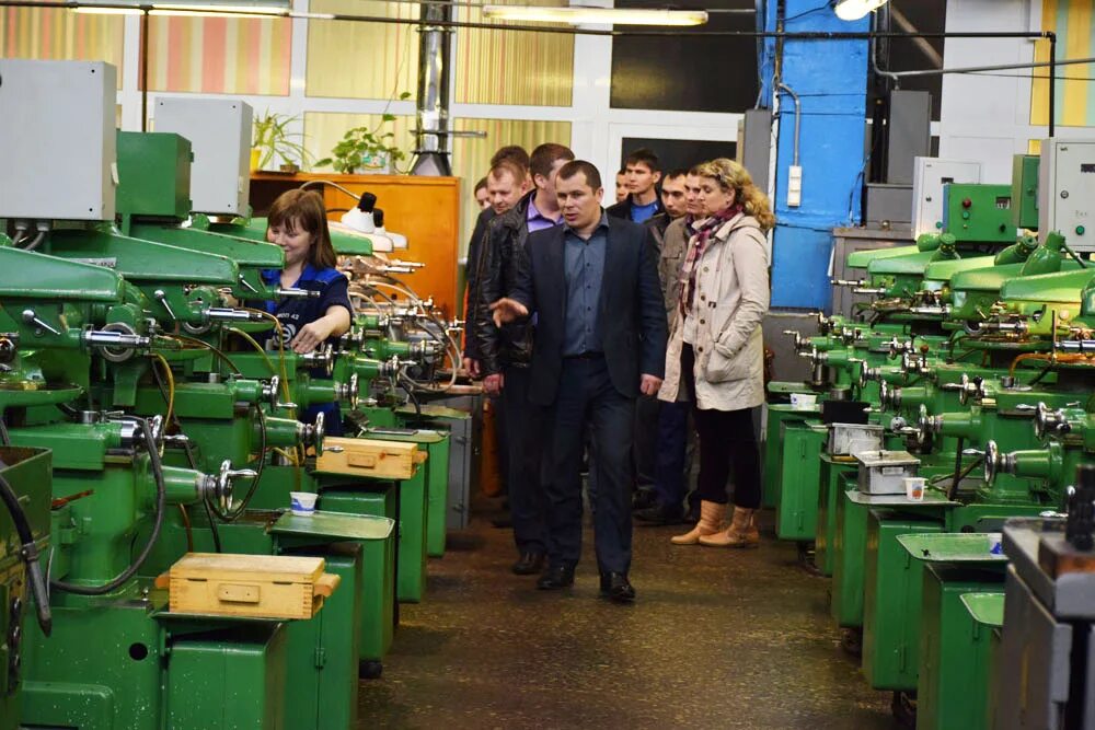 вакансия завод имени кирова. ао завод радиан бахмут. волго-вятский механический завод директор завода киров. завод кирова алматы. машиностроительный завод им кирова.