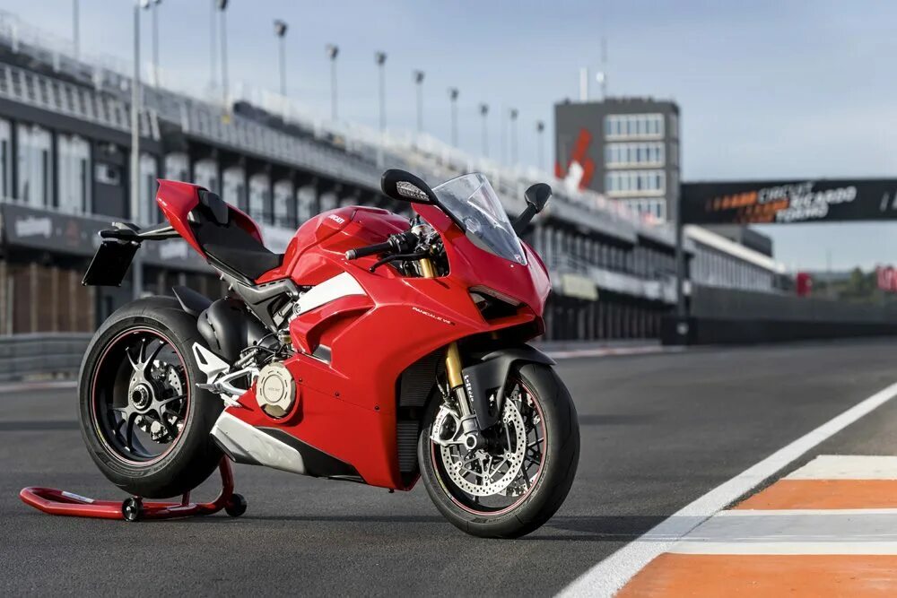 Беларускія байкі 4. Мотоцикл Ducati Panigale v4. Мотоцикл Ducati Panigale v4 s. Дукати Панигале v4 2021. Дукати Панигале в4.