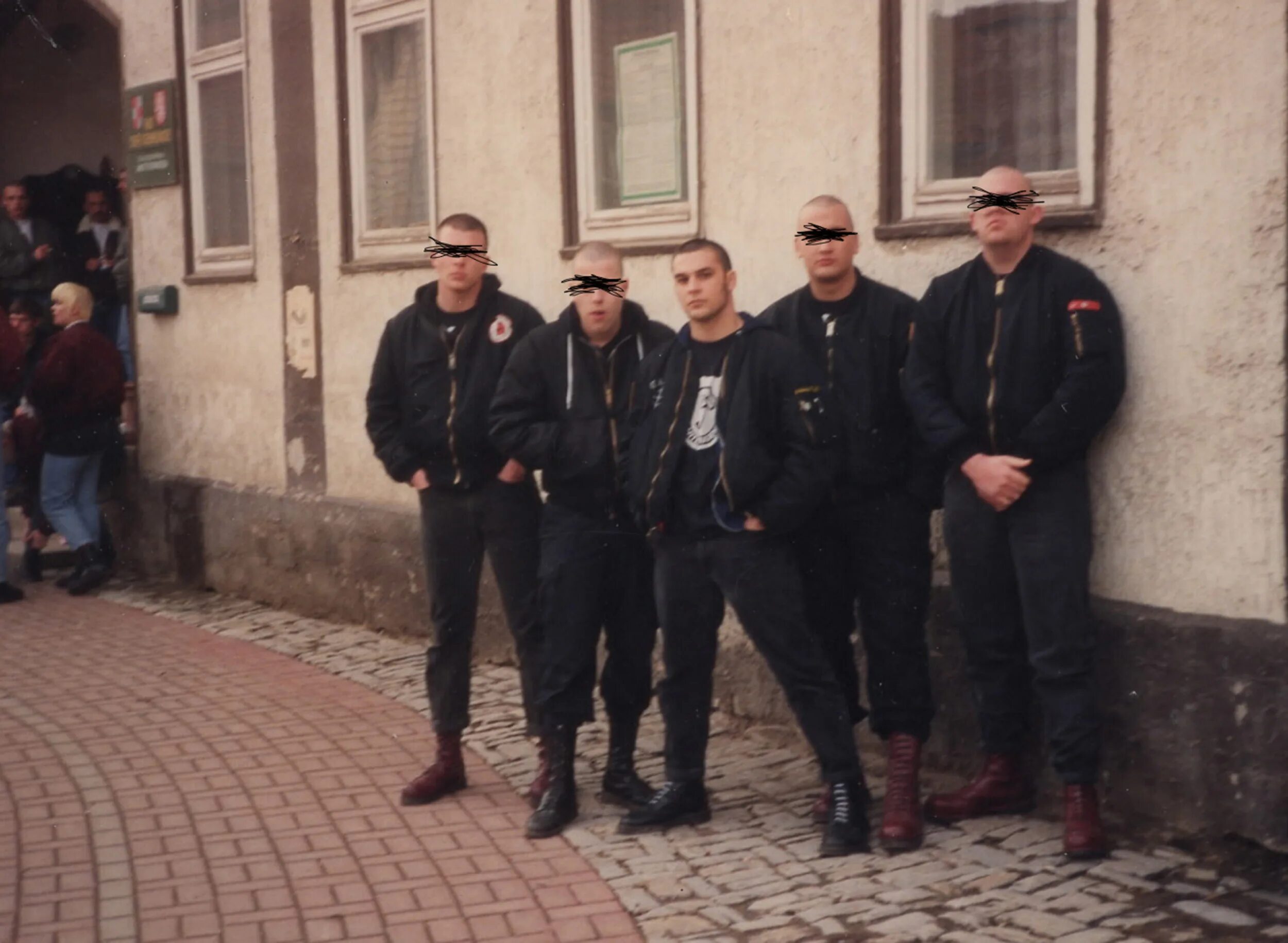 Группировка германских. Бонхеды 1999. Турецкий национализм. Скинхеды аполиты. Нашивки националистов.