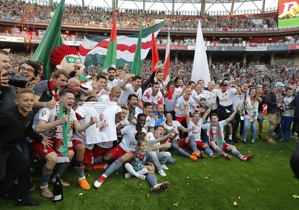 Локомотив сколько раз чемпион. Локомотив чемпион 2018. Локомотив чемпион России по футболу 2018. ФК Локомотив чемпион России 2018. Локомотив чемпион 2004.