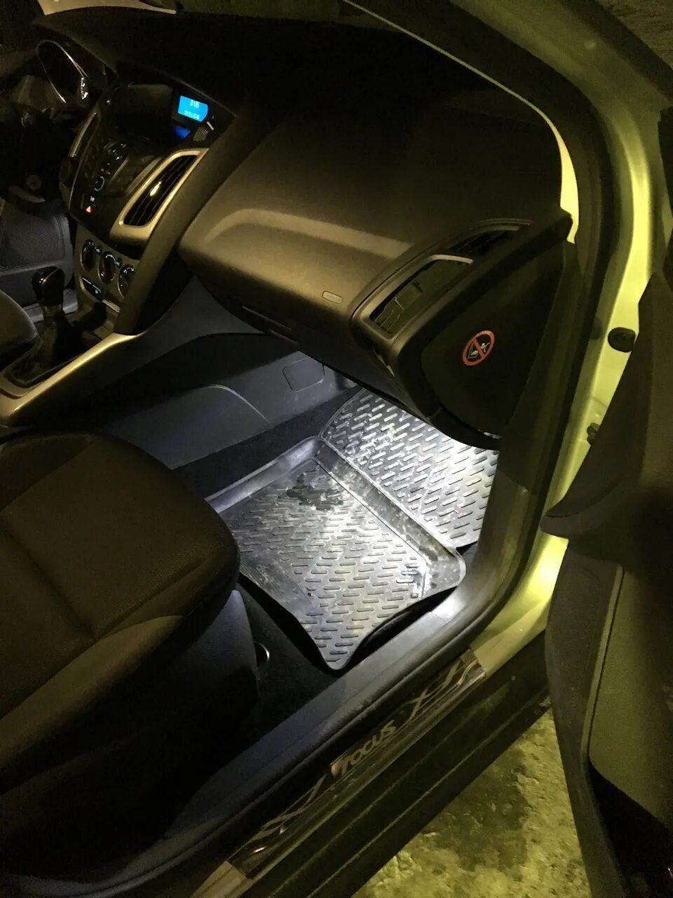 Подсветка ног форд. Ford focus 3 подсветка ног. штатная подсветка ног ford focus 3. плафон подсветки ног форд фокус 3. штатная подсветка ног форд фокус 2.