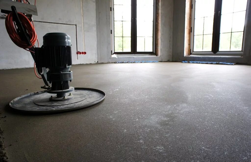 Полусухая стяжка пола с фиброволокном. Стяжка пола наклейки. Полусухая стяжка пола технология. Заливка пола полусухой стяжкой. Стяжка пола начало.