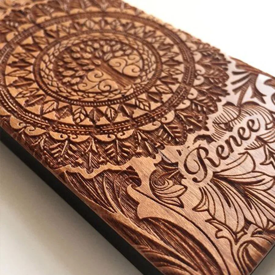 Лазерная гравировка на чехле. Гравировка на чехлах. Гравировка на чехлах для телефона. Деревянные чехлы с гравировкой. Гравировка на чехол для айфона.