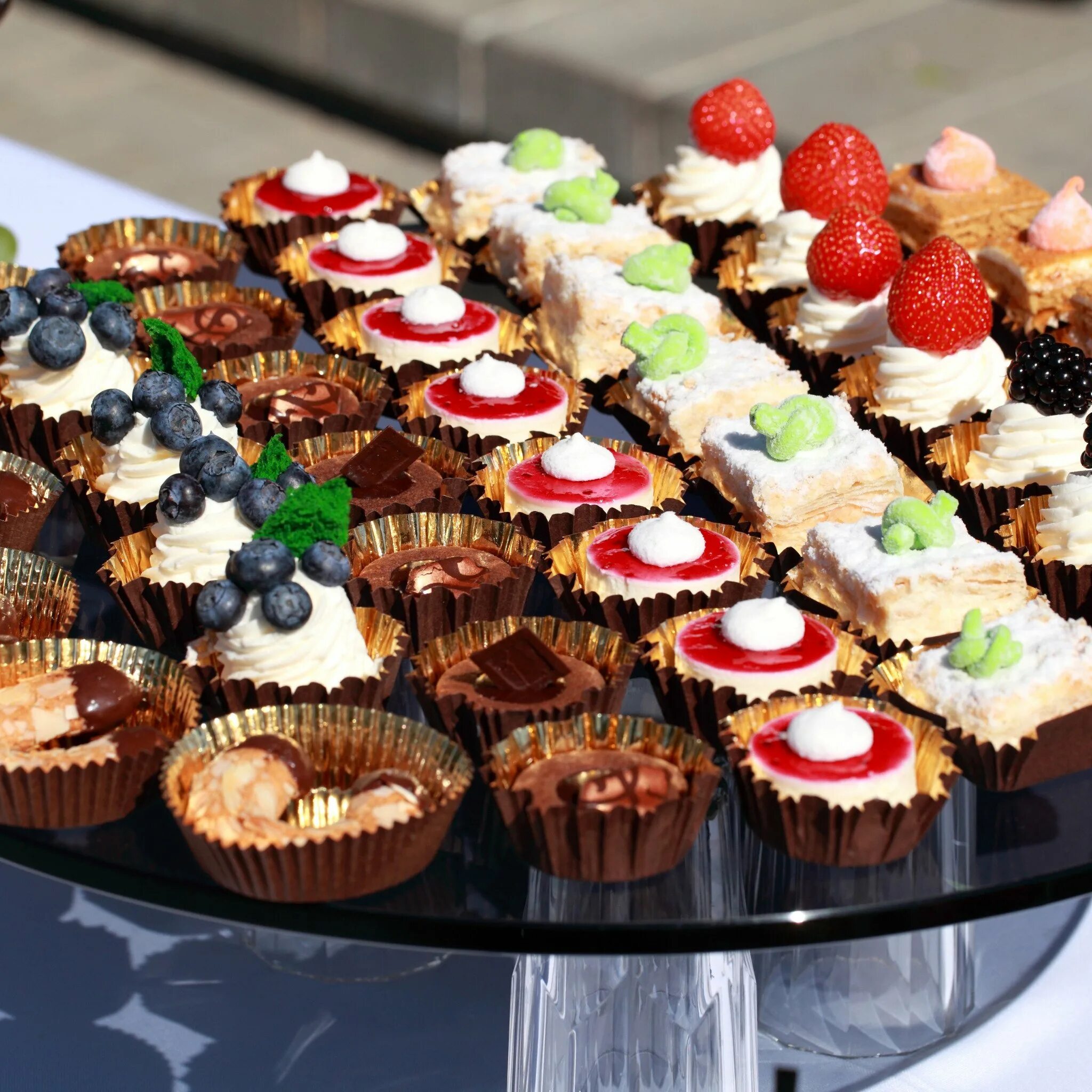 Вкусные сладости. Мелкоштучные пирожные птифуры. Пирожных и побольше побольше. Пирожных и побольше побольше. Красивые тортики и пирожные.