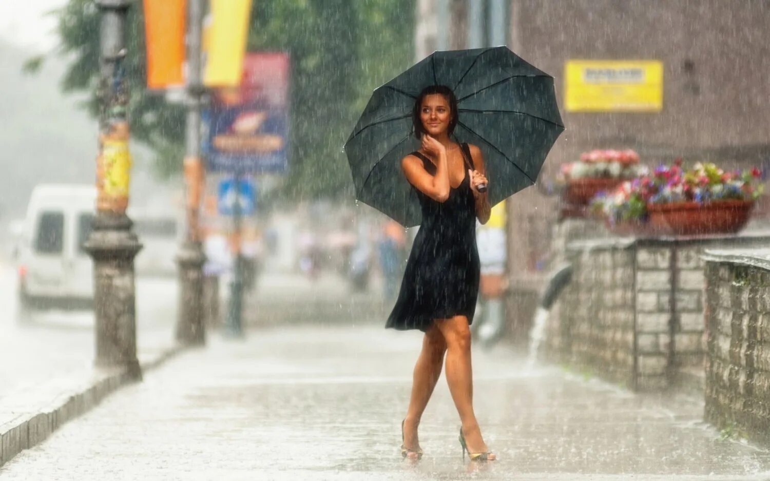Девушка под дождем. Девушка с зонтом. Девушка с зонтиком под дождем. Дождливый день.