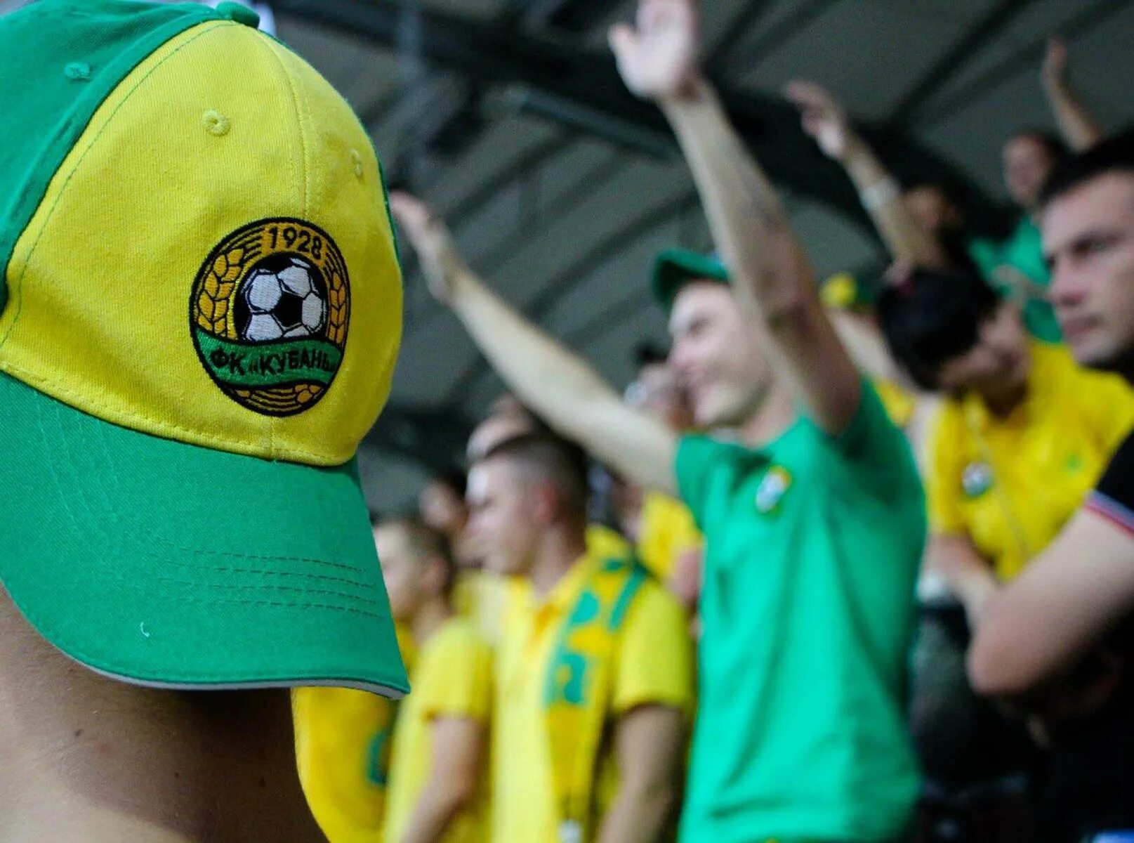 Кубань болельщик. Кубань болельщик. Кубань болельщик. Кубань краснодар фанаты. Фк кубань футбольные хулиганы.