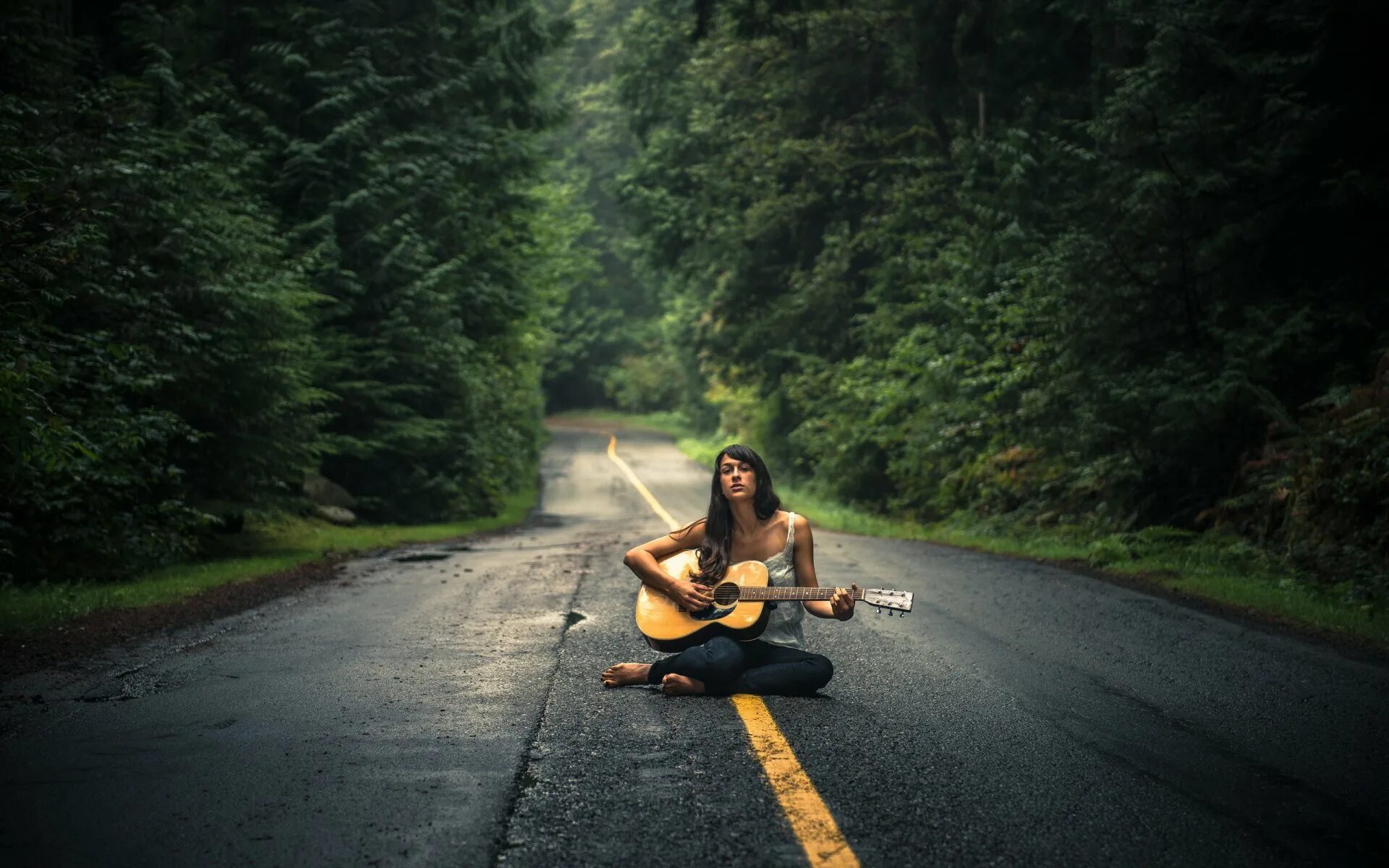 Сидит посередине. Девушка на дороге. Фотосессия на дороге. Девушка сидит на дороге. Фотосессия на дороге девушки.