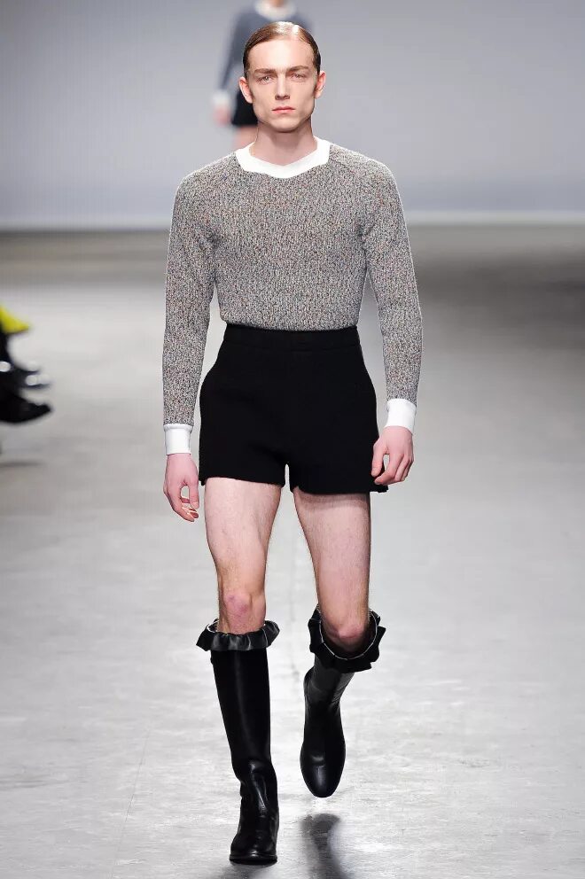 Look he to look strange. What does he look like what is he like. Закрытый типаж. Острые козырьки томас шелби мем. Outfit зомби апокалипсис одежда.