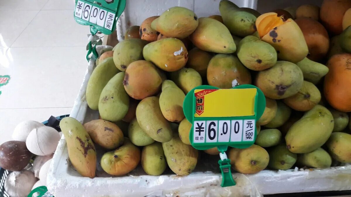 Сколько стоит кг манго. Хайнань фрукты. Манго на Хайнане. Сколько стоит манго. Хайнань фрукты фото.