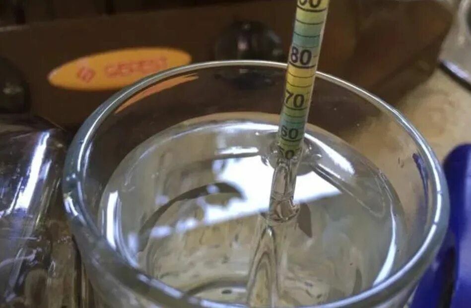 Разведение спирта водой калькулятор. Разбавить самогон таблица. Таблица смешивания 100 мл спирта и воды. Крепость само. Таблица самогонщика 2 перегонка.