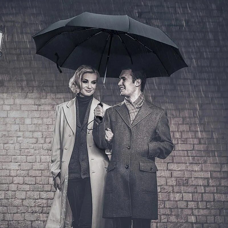 Зонтик семьи. Мужчина с зонтом. Парень с зонтом. Держит зонтик. Два человека под зонтом.