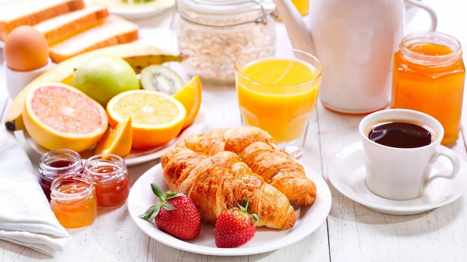 Красивый завтрак. Завтрак фрукты и выпечка. Вода выпечка соки. Обои на рабочий стол фрукты на завтрак. Апельсиновый сок на завтрак