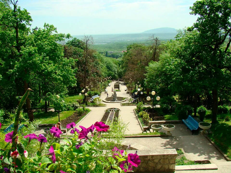 Есть ли в железноводске. Курортный парк Железноводск. Курортный парк Железноводск каскадная лестница. Пятигорск Железноводский парк. Лечебный парк Железноводск.