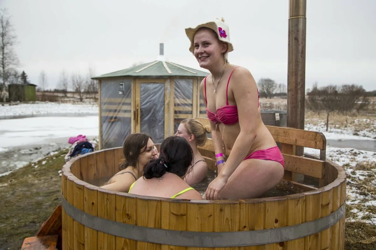 Деревенская баня. Деревенские девушки в бане. Купание в деревне. Девчонки в деревенской бане. Русская баня тетки