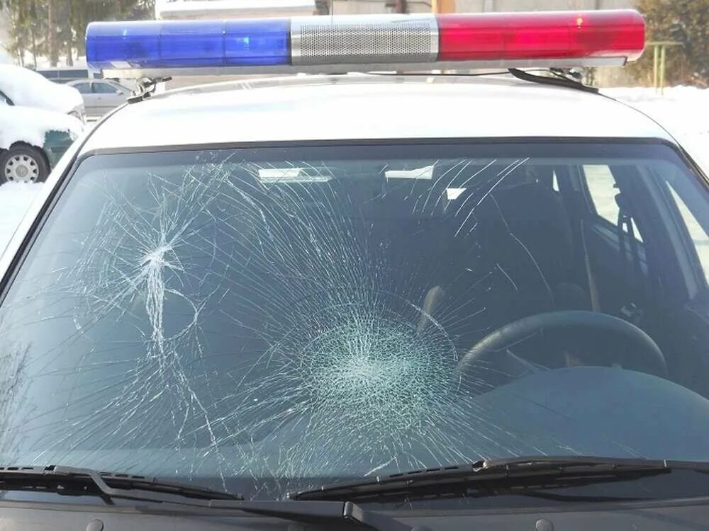 Разбитое стекло автомобиля. Разбитое лобовое стекло. Разбитое автомобильное стекло. Разбитые стекла в машине.